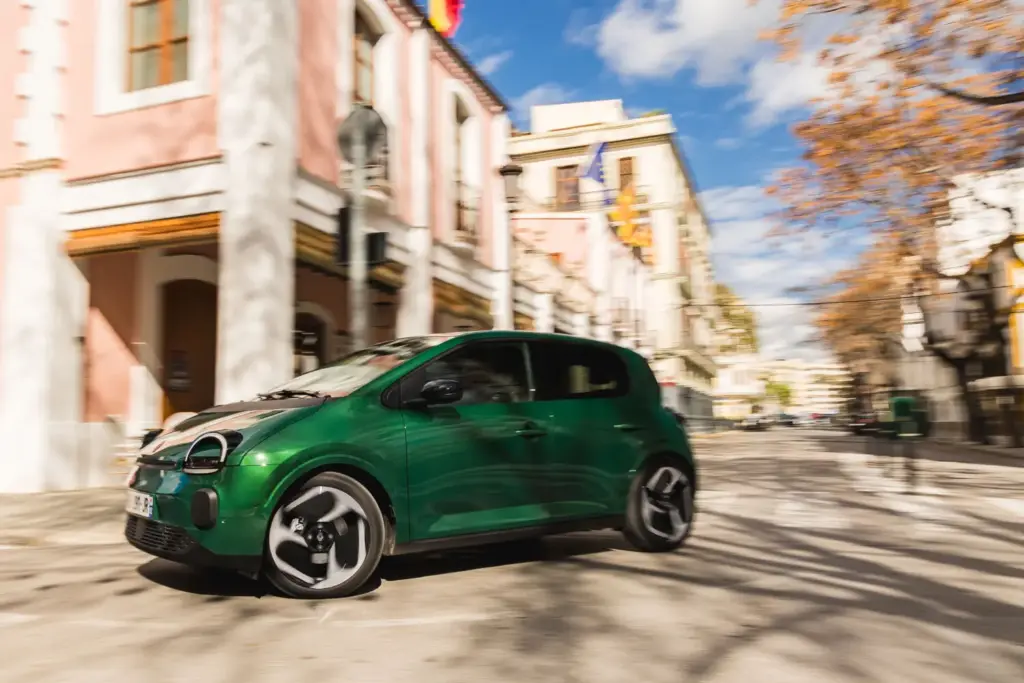 Primera prueba del Renault Twingo E-Tech: El coche que cambia las reglas del juego de los eléctricos urbanos 30 Motor16 Renault Twingo E Tech Electric Absolut Green nuevo prueba 2027 4 Motor16