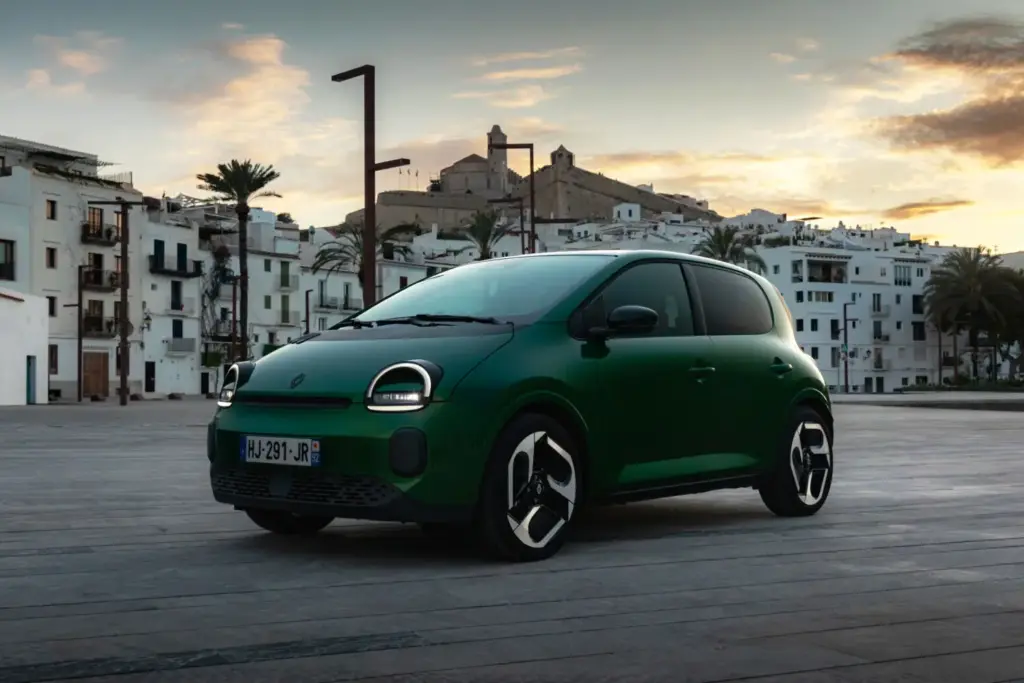 Primera prueba del Renault Twingo E-Tech: El coche que cambia las reglas del juego de los eléctricos urbanos 40 Motor16 Renault Twingo E Tech Electric Absolut Green nuevo prueba 2027 42 Motor16