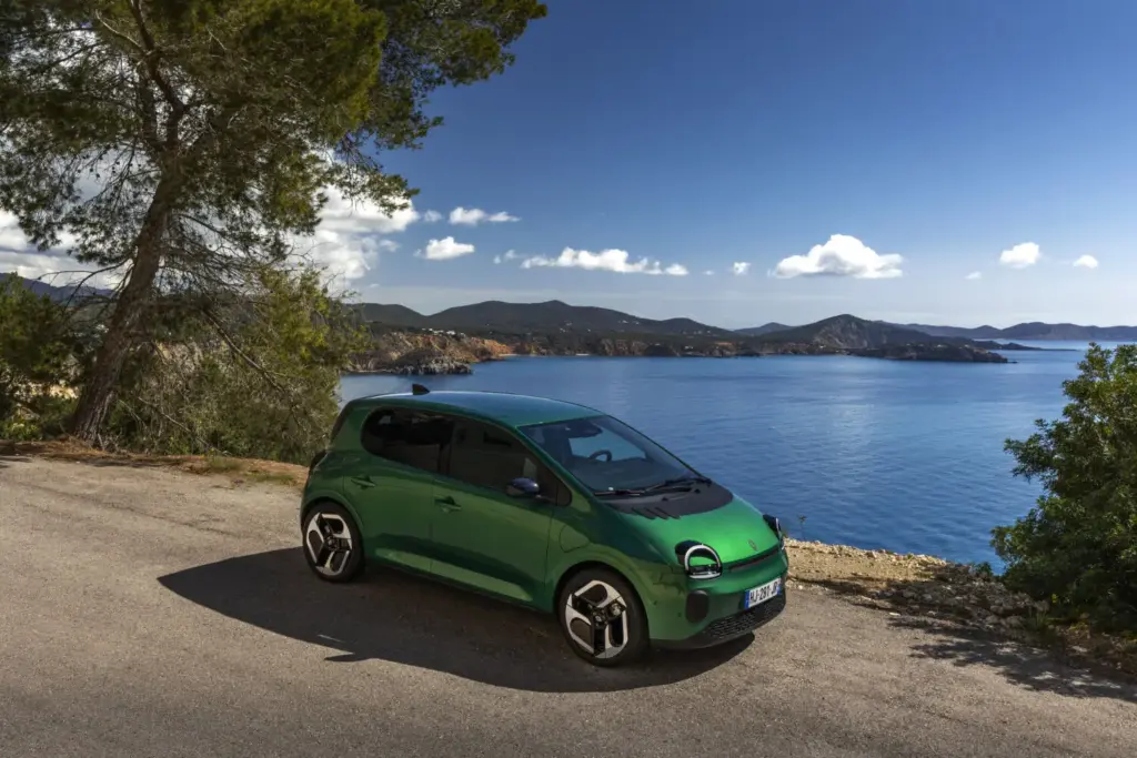 Primera prueba del Renault Twingo E-Tech: El coche que cambia las reglas del juego de los eléctricos urbanos 39 Motor16 Renault Twingo E Tech Electric Absolut Green nuevo prueba 2027 43 Motor16
