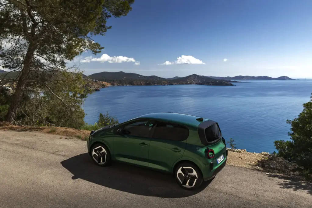 Primera prueba del Renault Twingo E-Tech: El coche que cambia las reglas del juego de los eléctricos urbanos 38 Motor16 Renault Twingo E Tech Electric Absolut Green nuevo prueba 2027 44 Motor16