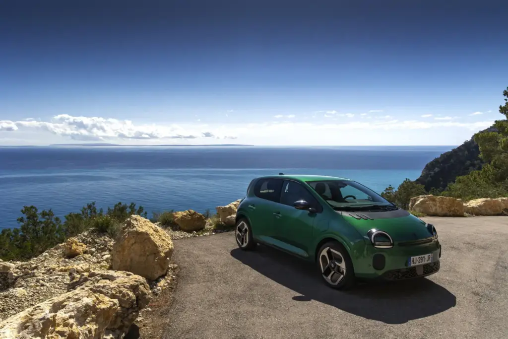 Primera prueba del Renault Twingo E-Tech: El coche que cambia las reglas del juego de los eléctricos urbanos 37 Motor16 Renault Twingo E Tech Electric Absolut Green nuevo prueba 2027 45 Motor16