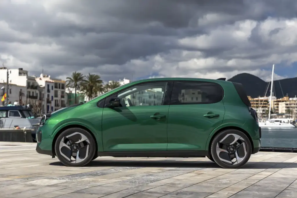 Primera prueba del Renault Twingo E-Tech: El coche que cambia las reglas del juego de los eléctricos urbanos 35 Motor16 Renault Twingo E Tech Electric Absolut Green nuevo prueba 2027 47 Motor16