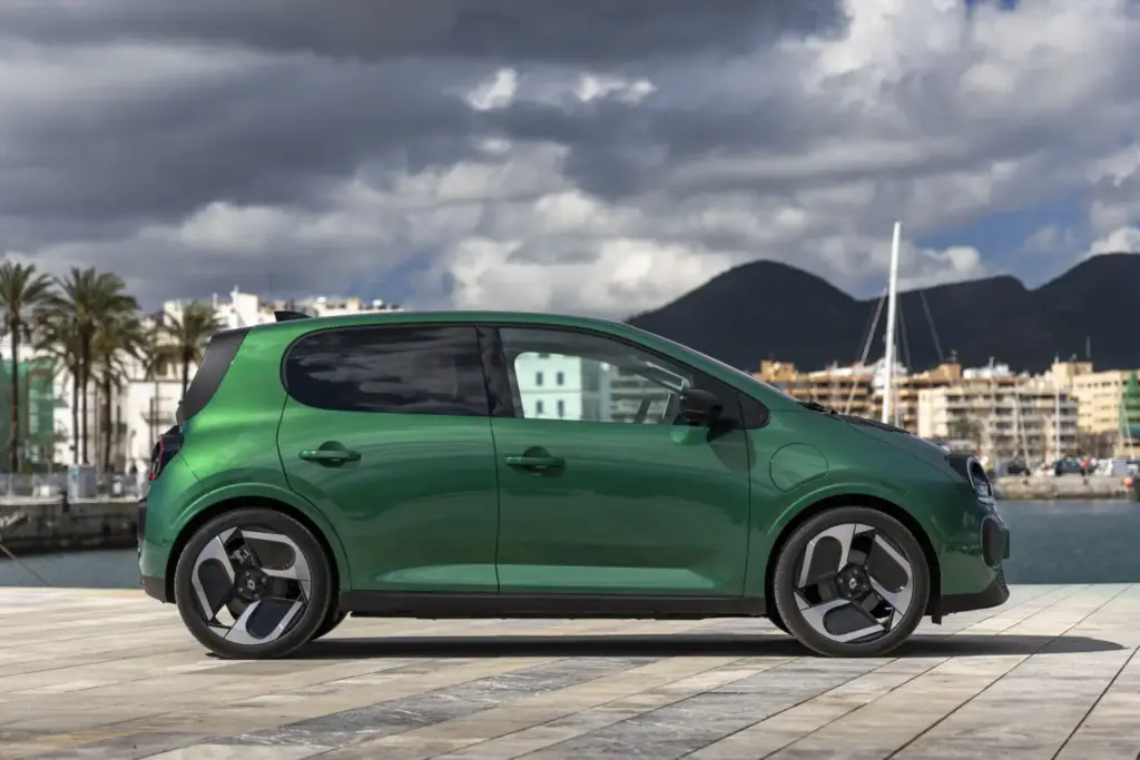 Primera prueba del Renault Twingo E-Tech: El coche que cambia las reglas del juego de los eléctricos urbanos 34 Motor16 Renault Twingo E Tech Electric Absolut Green nuevo prueba 2027 48 Motor16