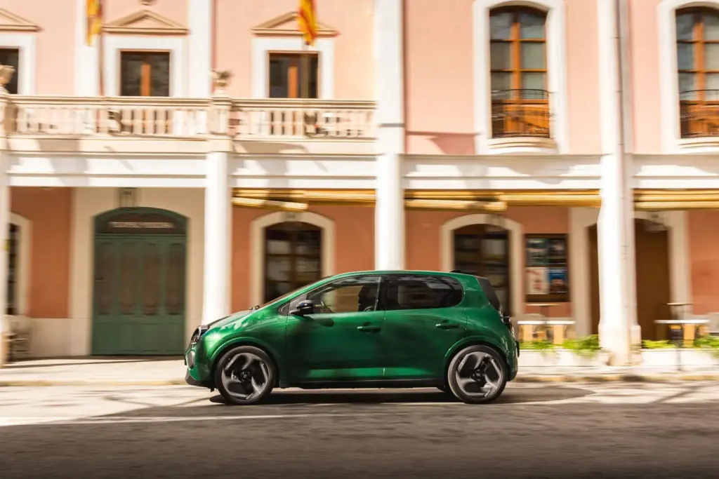 Primera prueba del Renault Twingo E-Tech: El coche que cambia las reglas del juego de los eléctricos urbanos 33 Motor16 Renault Twingo E Tech Electric Absolut Green nuevo prueba 2027 49 Motor16