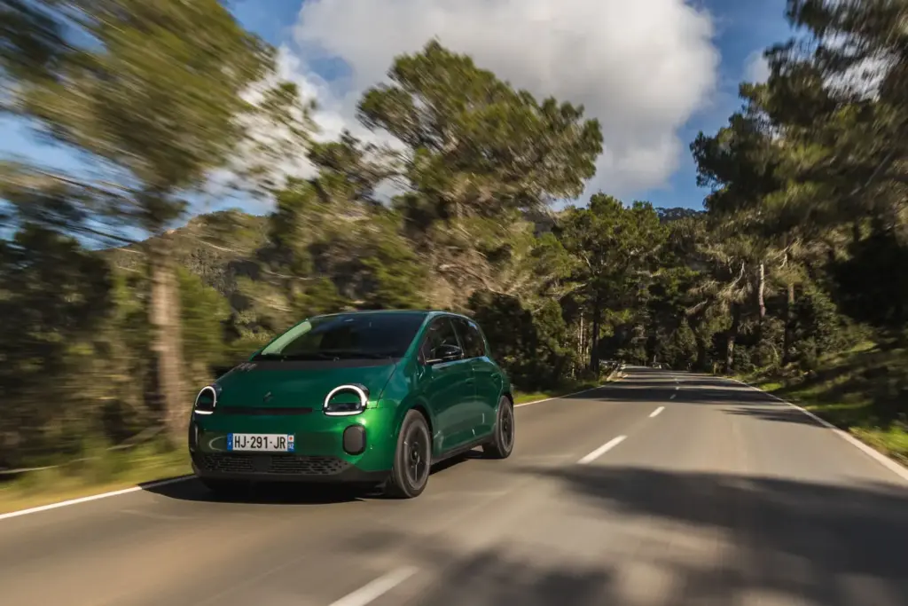 Primera prueba del Renault Twingo E-Tech: El coche que cambia las reglas del juego de los eléctricos urbanos 31 Motor16 Renault Twingo E Tech Electric Absolut Green nuevo prueba 2027 5 Motor16