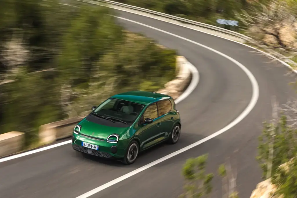 Primera prueba del Renault Twingo E-Tech: El coche que cambia las reglas del juego de los eléctricos urbanos 32 Motor16 Renault Twingo E Tech Electric Absolut Green nuevo prueba 2027 50 Motor16