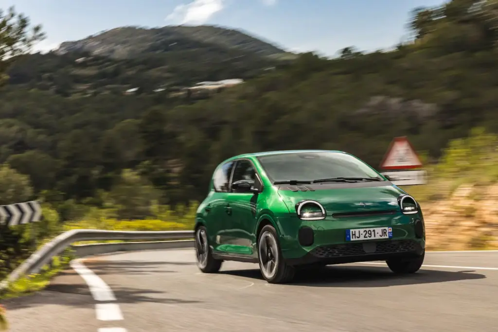 Primera prueba del Renault Twingo E-Tech: El coche que cambia las reglas del juego de los eléctricos urbanos 26 Motor16 Renault Twingo E Tech Electric Absolut Green nuevo prueba 2027 51 Motor16