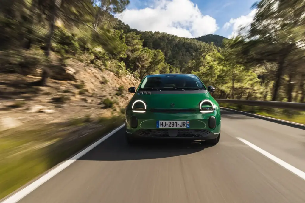 Primera prueba del Renault Twingo E-Tech: El coche que cambia las reglas del juego de los eléctricos urbanos 25 Motor16 Renault Twingo E Tech Electric Absolut Green nuevo prueba 2027 6 Motor16