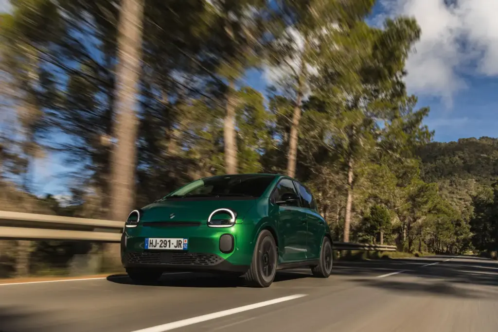 Primera prueba del Renault Twingo E-Tech: El coche que cambia las reglas del juego de los eléctricos urbanos 23 Motor16 Renault Twingo E Tech Electric Absolut Green nuevo prueba 2027 8 Motor16