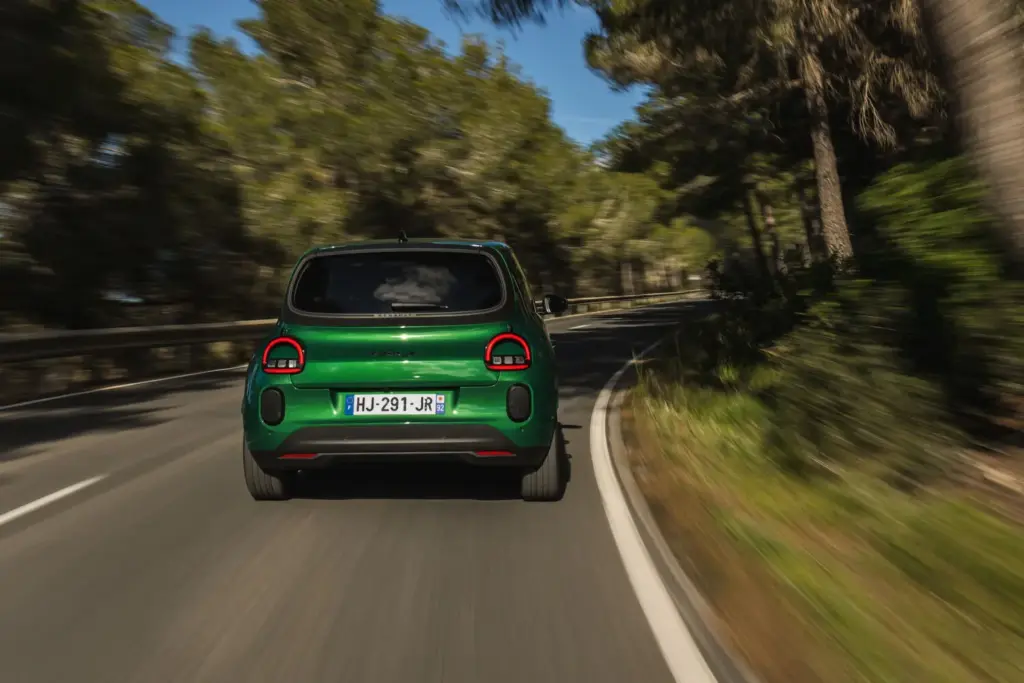 Primera prueba del Renault Twingo E-Tech: El coche que cambia las reglas del juego de los eléctricos urbanos 22 Motor16 Renault Twingo E Tech Electric Absolut Green nuevo prueba 2027 9 Motor16
