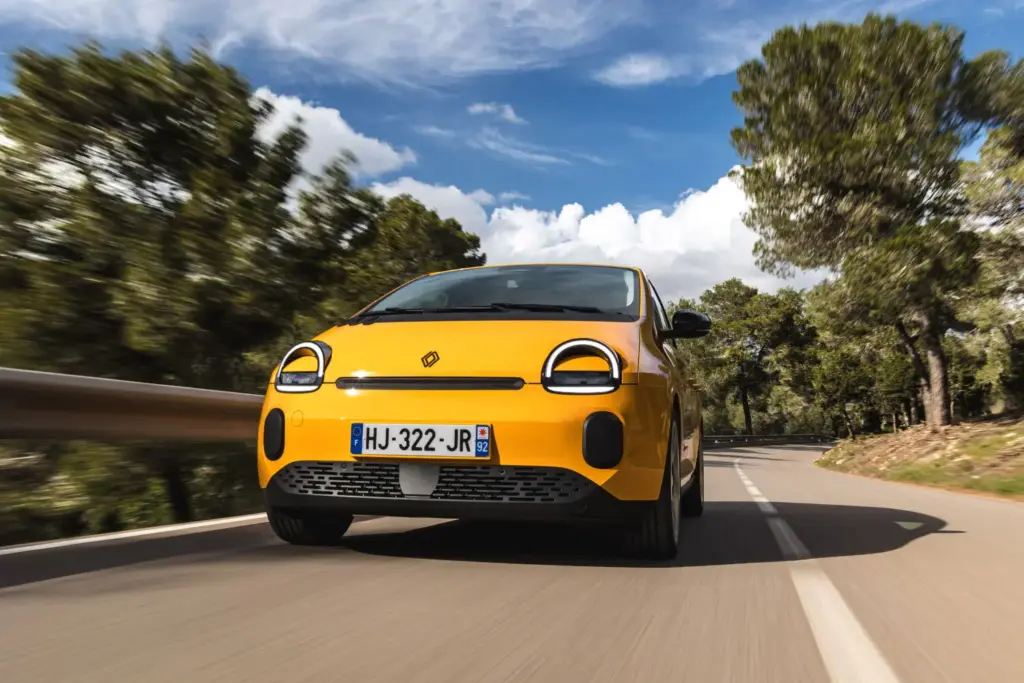 Primera prueba del Renault Twingo E-Tech: El coche que cambia las reglas del juego de los eléctricos urbanos 12 Motor16 Renault Twingo E Tech Electrico Mango Yellow prueba nuevo 2027 1 Motor16