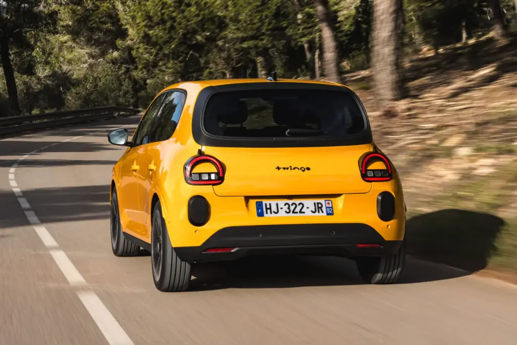 Primera prueba del Renault Twingo E-Tech: El coche que cambia las reglas del juego de los eléctricos urbanos 4 Motor16 Renault Twingo E Tech Electrico Mango Yellow prueba nuevo 2027 2 Motor16