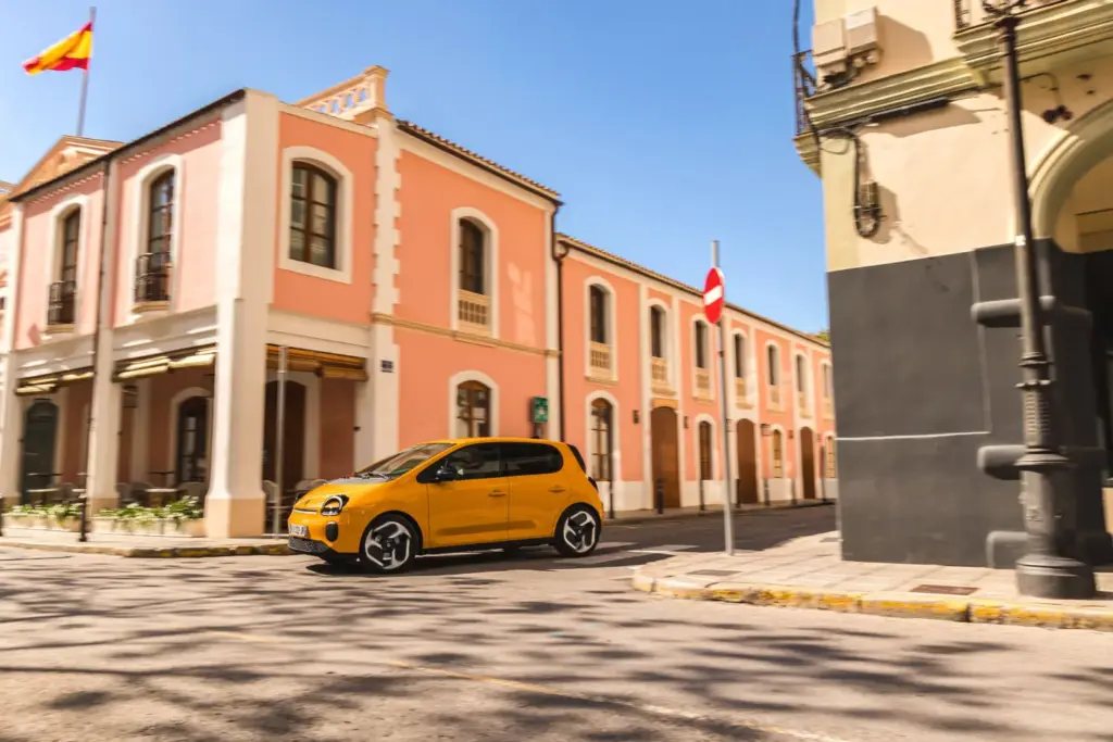 Primera prueba del Renault Twingo E-Tech: El coche que cambia las reglas del juego de los eléctricos urbanos 11 Motor16 Renault Twingo E Tech Electrico Mango Yellow prueba nuevo 2027 3 Motor16