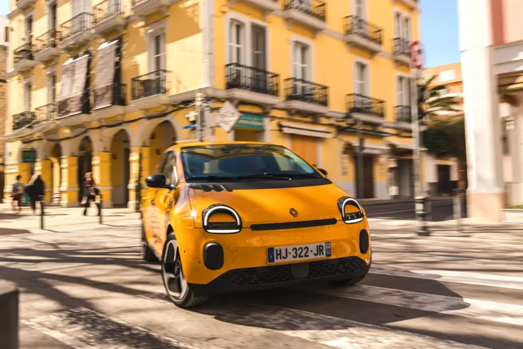 Primera prueba del Renault Twingo E-Tech: El coche que cambia las reglas del juego de los eléctricos urbanos 10 Motor16 Renault Twingo E Tech Electrico Mango Yellow prueba nuevo 2027 4 Motor16