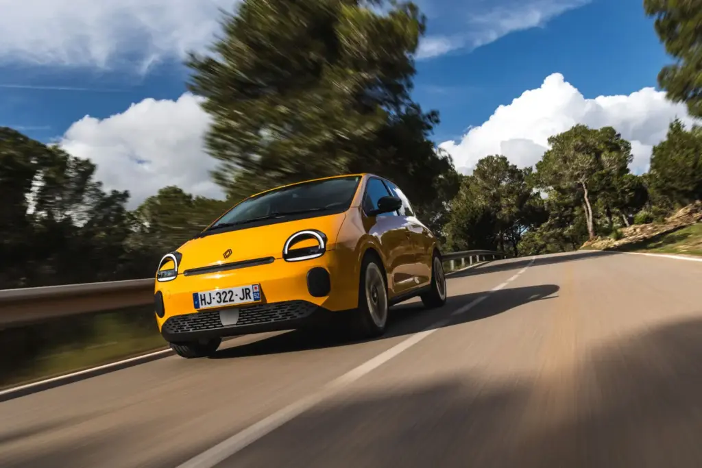 Primera prueba del Renault Twingo E-Tech: El coche que cambia las reglas del juego de los eléctricos urbanos 9 Motor16 Renault Twingo E Tech Electrico Mango Yellow prueba nuevo 2027 5 Motor16