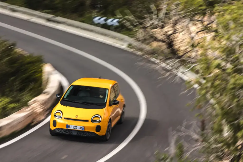 Primera prueba del Renault Twingo E-Tech: El coche que cambia las reglas del juego de los eléctricos urbanos 8 Motor16 Renault Twingo E Tech Electrico Mango Yellow prueba nuevo 2027 6 Motor16