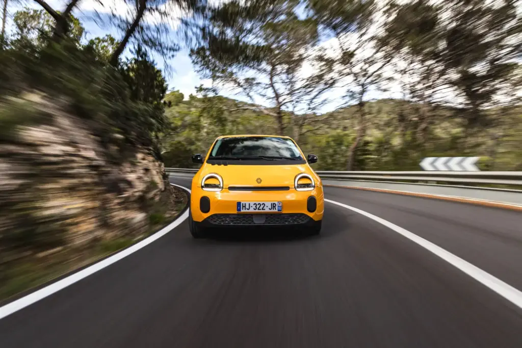 Primera prueba del Renault Twingo E-Tech: El coche que cambia las reglas del juego de los eléctricos urbanos 7 Motor16 Renault Twingo E Tech Electrico Mango Yellow prueba nuevo 2027 8 Motor16