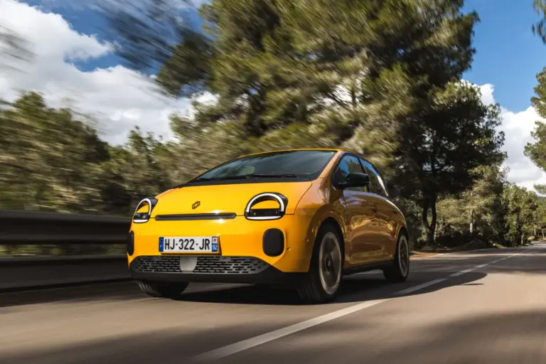 Primera prueba del Renault Twingo E-Tech: El coche que cambia las reglas del juego de los eléctricos urbanos