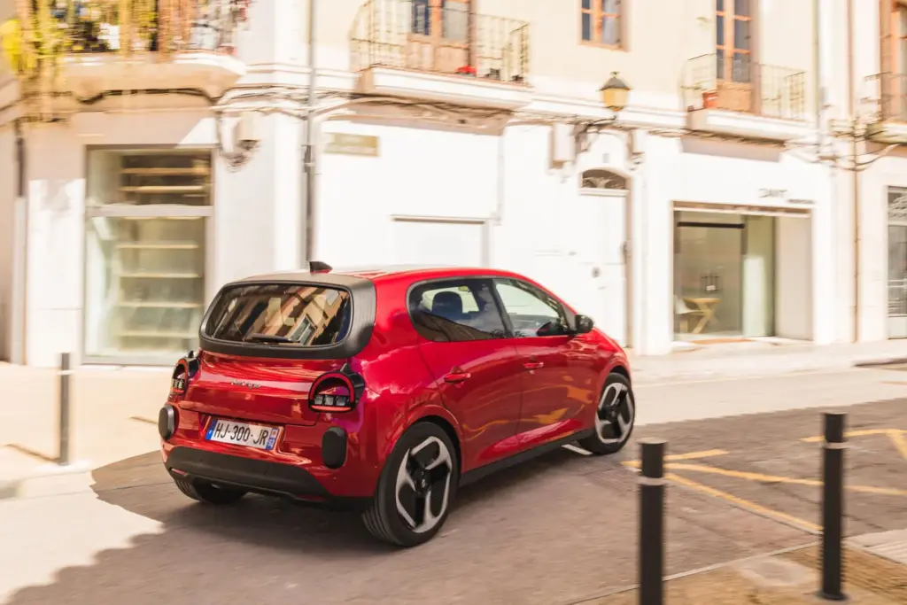 Primera prueba del Renault Twingo E-Tech: El coche que cambia las reglas del juego de los eléctricos urbanos 18 Motor16 Renault TwingoE Tech Electrico Absolut Red 2027 nuevo prueba 3 Motor16