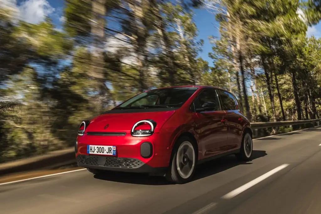 Primera prueba del Renault Twingo E-Tech: El coche que cambia las reglas del juego de los eléctricos urbanos 17 Motor16 Renault TwingoE Tech Electrico Absolut Red 2027 nuevo prueba 4 Motor16