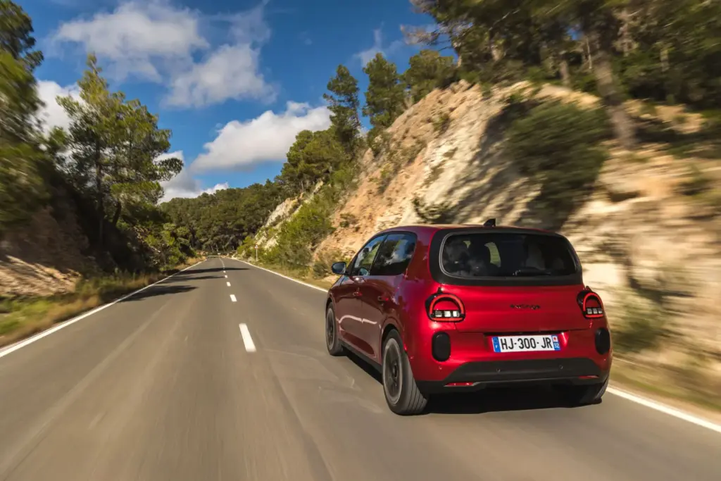 Primera prueba del Renault Twingo E-Tech: El coche que cambia las reglas del juego de los eléctricos urbanos 16 Motor16 Renault TwingoE Tech Electrico Absolut Red 2027 nuevo prueba 5 Motor16