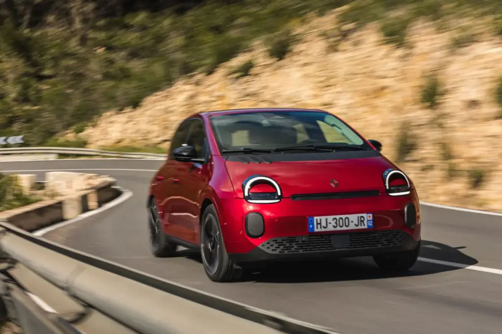 Primera prueba del Renault Twingo E-Tech: El coche que cambia las reglas del juego de los eléctricos urbanos 13 Motor16 Renault TwingoE Tech Electrico Absolut Red 2027 nuevo prueba 8 Motor16