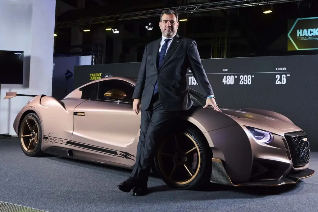Sergio Martínez Campos CEO de Hispano Suiza con el Carmen Sagrera en el Talen Arena Motor16