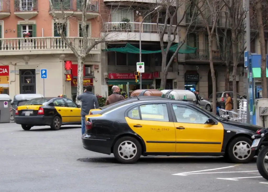 Jesús (51), taxista: ‘Si viajas a Madrid o Barcelona que no te timen. Así de fácil puedes detectar un taxi pirata’ 162 Motor16 taxi