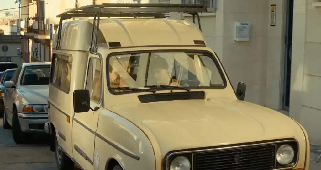 De un Citroën C15 a un Ferrari 348 Spider: Los ‘coches cunda’ que Torrente ha conducido en sus seis películas 3 Motor16 Torrente Renault 4 Motor16