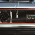 Un Volkswagen Golf MK1 del 74 convertido en joya: TwoJeys transforma piezas del motor en objeto de culto