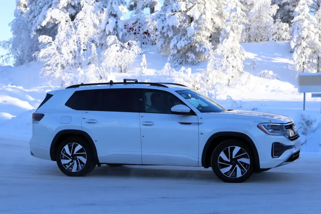 Volkswagen Atlas 2027 espia nieve 9 Motor16