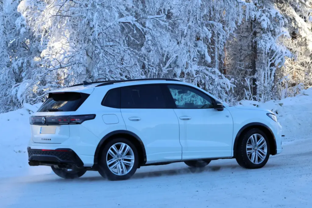 Volkswagen Tiguan R 2026 espia 10 Motor16