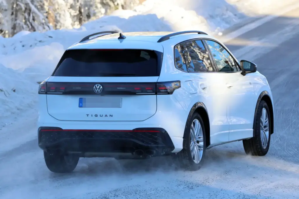 Volkswagen Tiguan R 2026 espia 14 Motor16