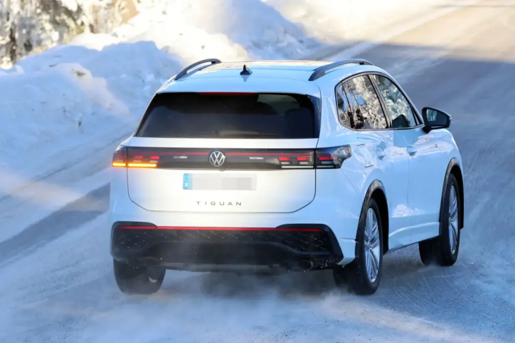 Volkswagen Tiguan R 2026 espia 15 Motor16