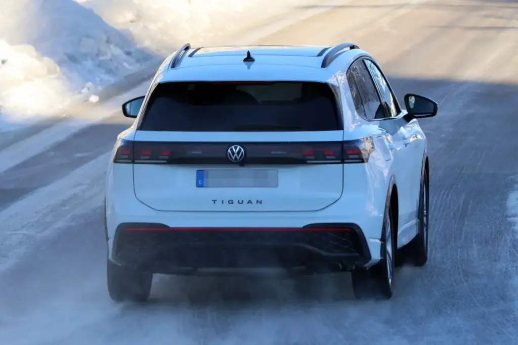 Volkswagen Tiguan R 2026 espia 17 Motor16