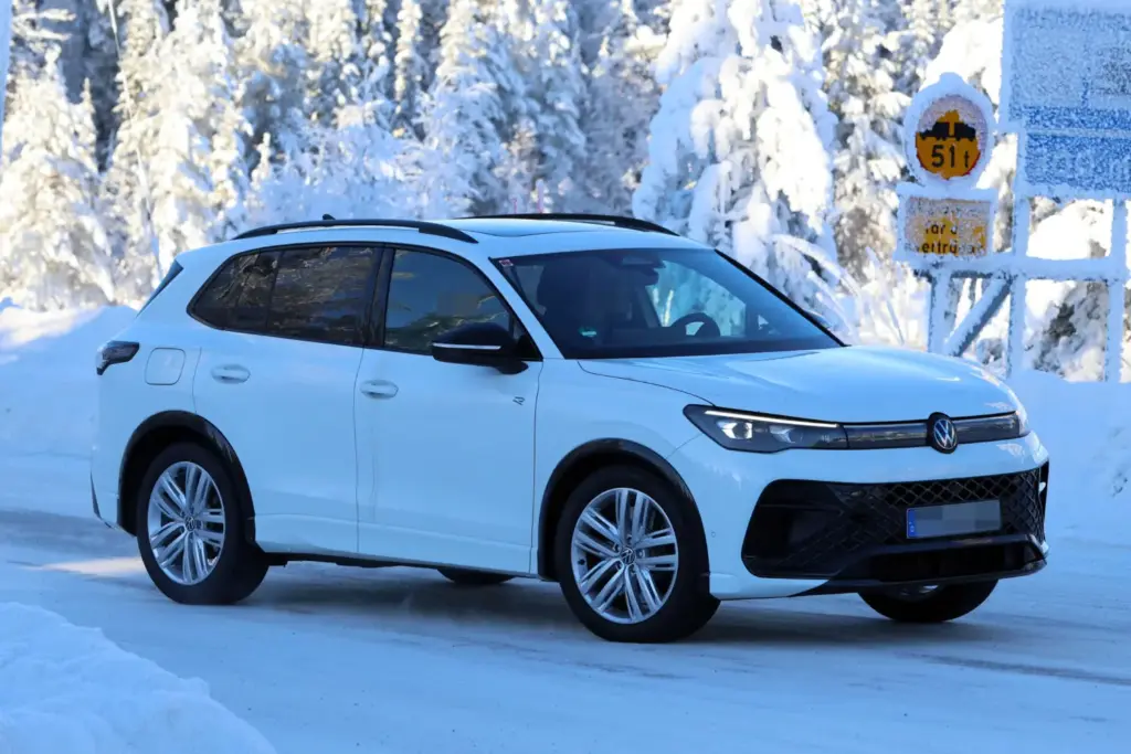 Volkswagen Tiguan R 2026 espia 5 Motor16