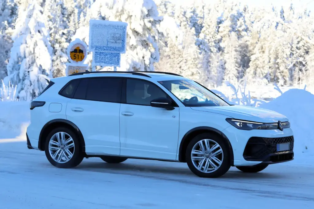 Volkswagen Tiguan R 2026 espia 6 Motor16