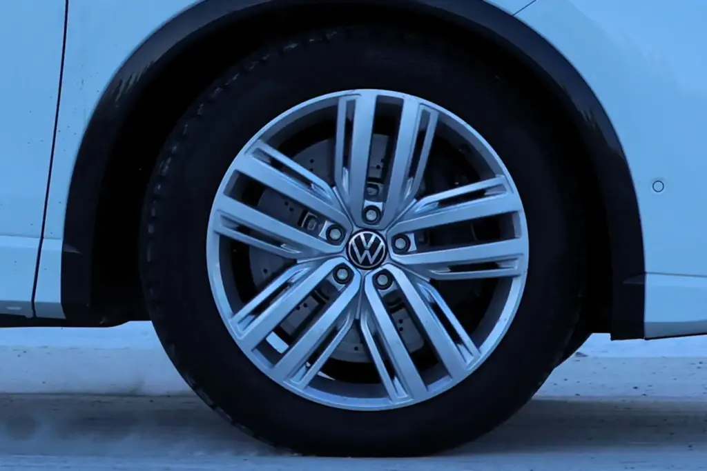 Volkswagen Tiguan R 2026 espia 8 Motor16