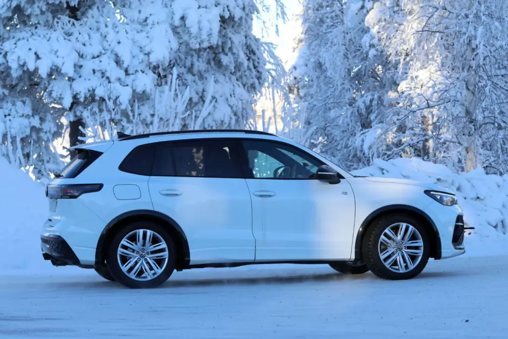 Volkswagen Tiguan R 2026 espia 9 Motor16