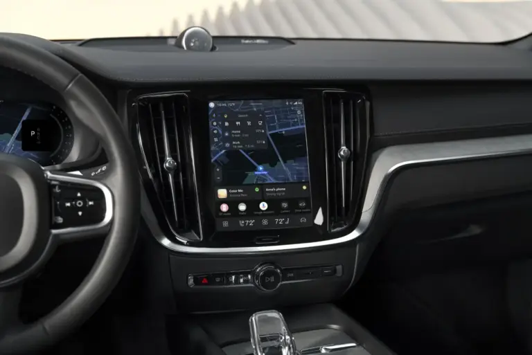 Actualizar el software del coche: qué llega por OTA, qué exige taller y qué campañas son obligatorias