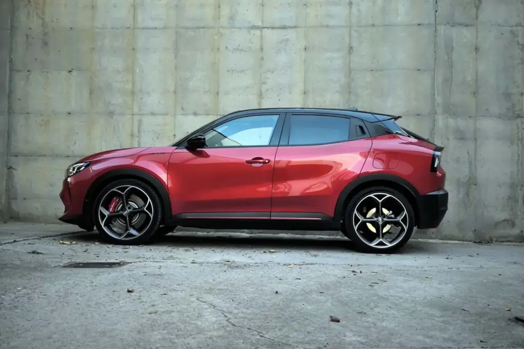 Alfa Romeo Junior: Herencia italiana, espíritu deportivo 1 Motor16 Prueba del Alfa Romeo Junior Elettrica 280 Veloce: El más Alfa de los Junior