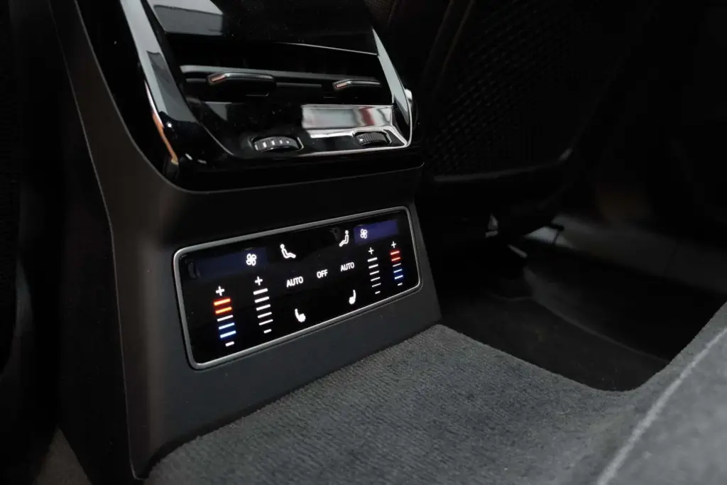 audi a6 TDI 2026 tunel clima trasero Motor16