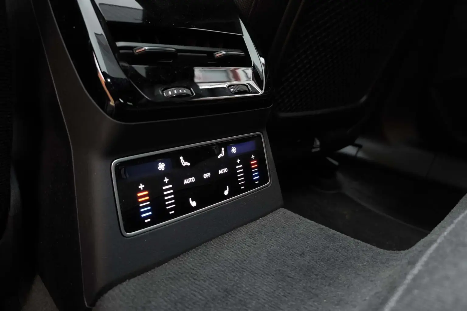 audi_a6_TDI_2026_tunel-clima-trasero-153