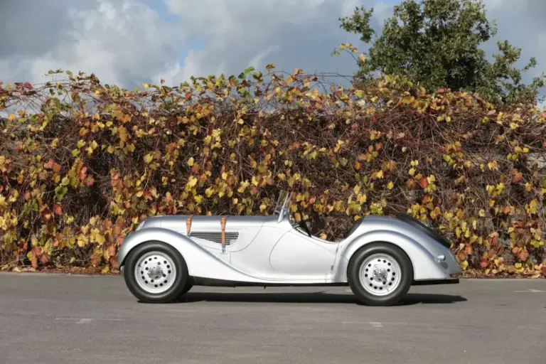 Esta réplica oficial de BMW 328 fabricada por Sbarro puede ser tuya