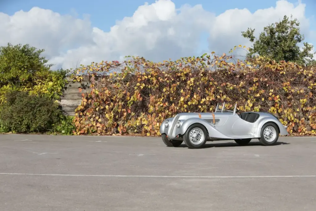 Esta réplica oficial de BMW 328 fabricada por Sbarro puede ser tuya