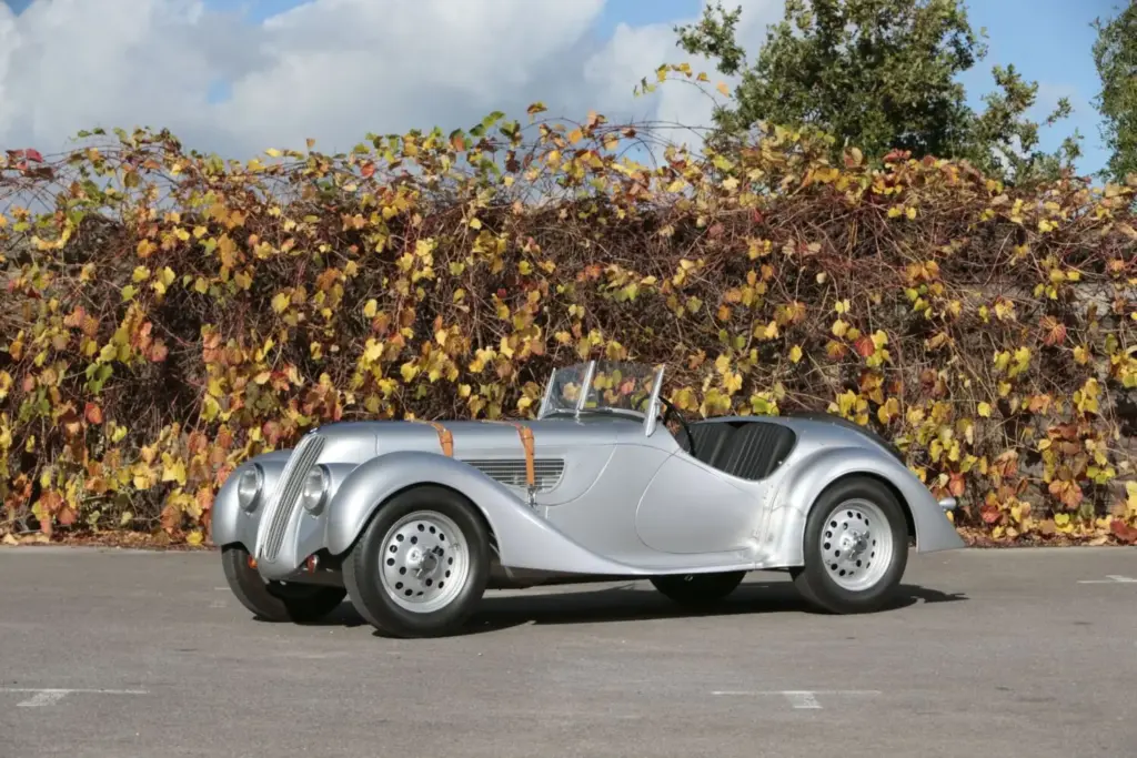 Esta réplica oficial de BMW 328 fabricada por Sbarro puede ser tuya