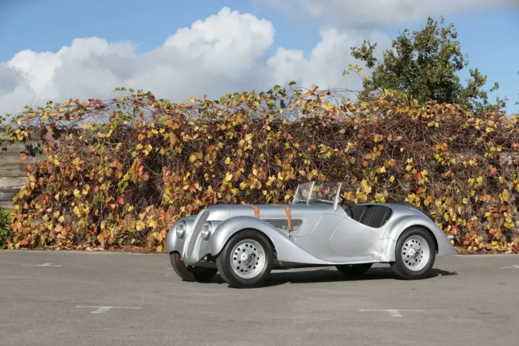 Esta réplica oficial de BMW 328 fabricada por Sbarro puede ser tuya