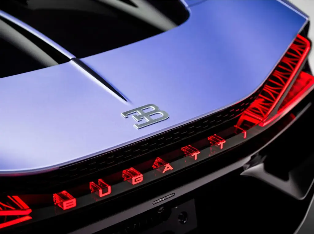 Este Bugatti W16 Mistral Caroline es una oda a las flores, a la alta costura y a una hija