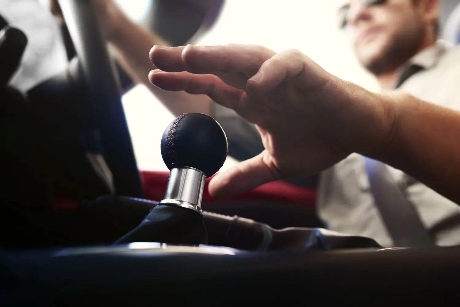 El cambio manual pisa el freno: menos de uno de cada cuatro coches nuevos lo ofrece en 2026