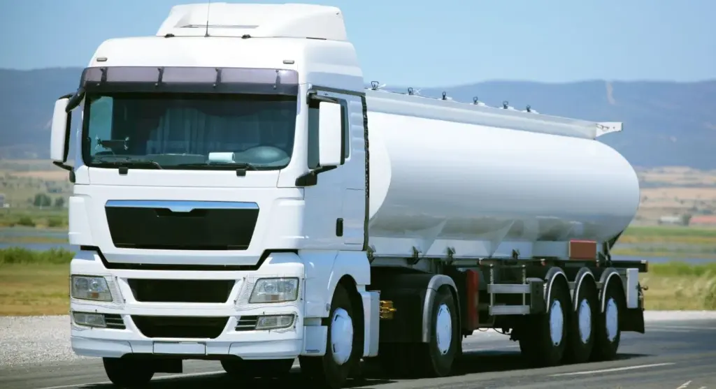 Óscar (44), camionero: "Espero que no haya muchos como El Dioni, porque ahora mismo transportamos oro líquido. Ahí detrás llevo 72.000 euros" 97 Motor16 camión cisterna